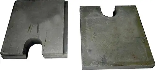 Brennkammerdeckel aus Beton mit Aussparung, geeignet für Heizsysteme, speziell hergestellt von Wolf. Das Produkt hat eine robuste Oberfläche und eine rechteckige Form.